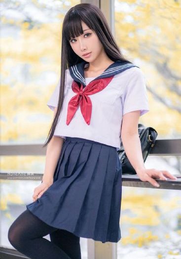 掀起裙子从后面挺进她的身体视频